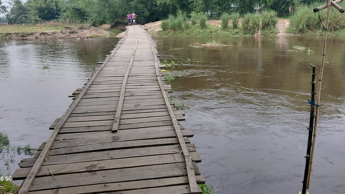সেতুর অভাবে দুর্ভোগে তিন ইউনিয়ন নাউতারা নদীতে ভরসা কাঠের সাঁকো